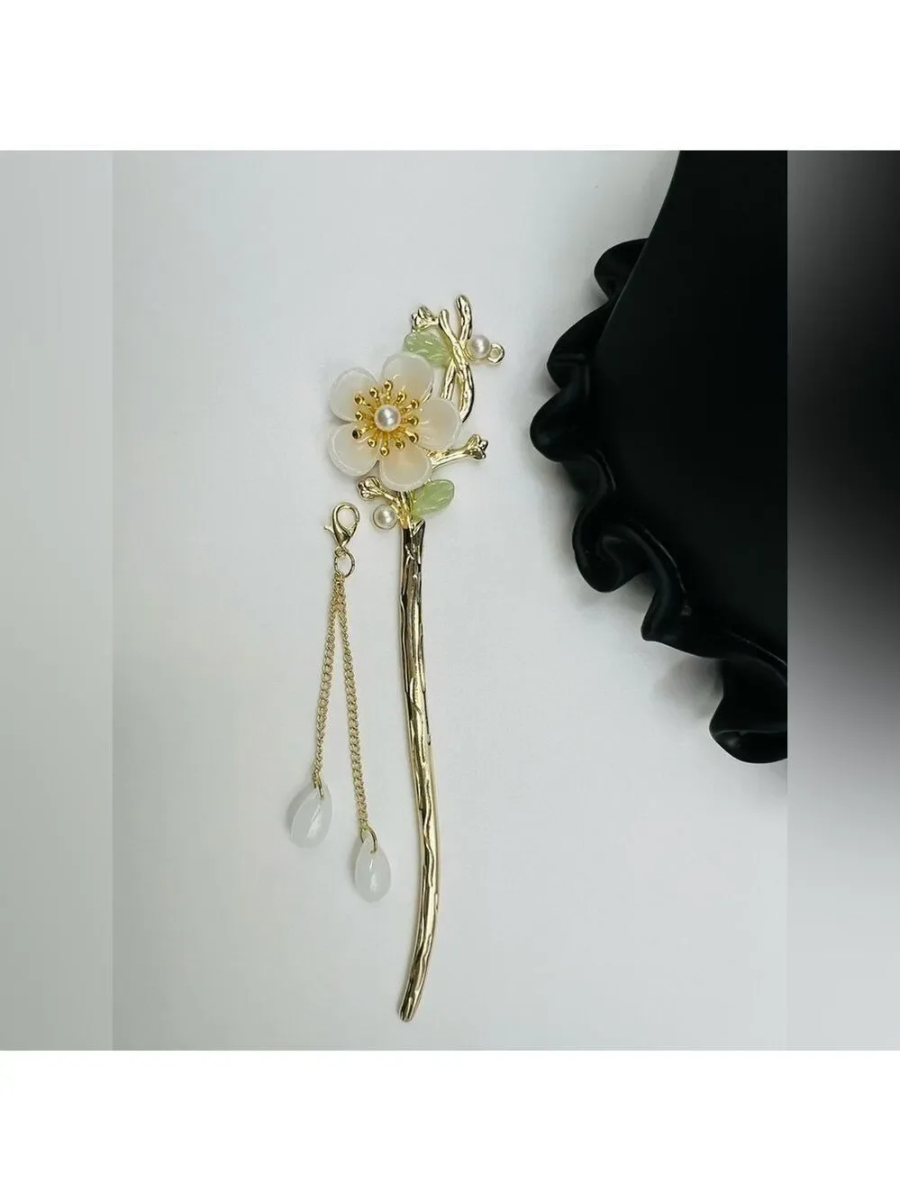 Elegant Gold and White Floral Hairpin with Pearl Accents